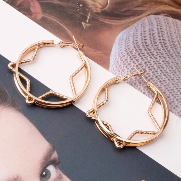 ❄️Trendy Golden Earrings Hoops With A Star - Picture 2 of 5
